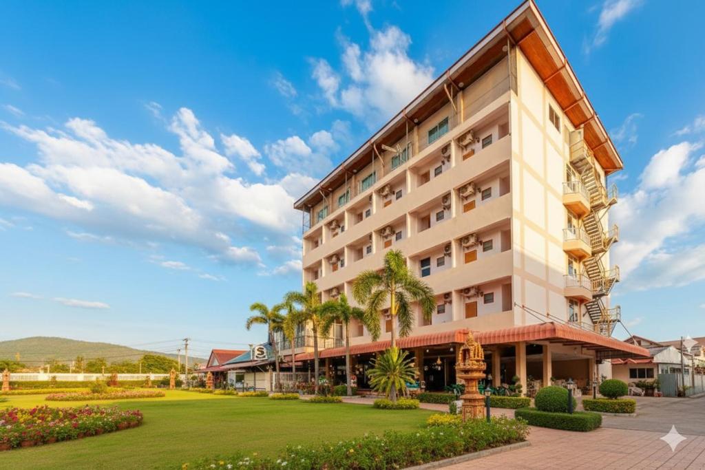 een hotel met een gazon ervoor bij SCN Rayong โรงแรมเอส ซี เอน ระยอง in Ban Chang