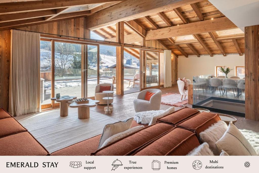 ein Wohnzimmer mit einem Sofa und einigen Stühlen in der Unterkunft Chalet Boheme Les Gets - by EMERALD STAY in Les Gets