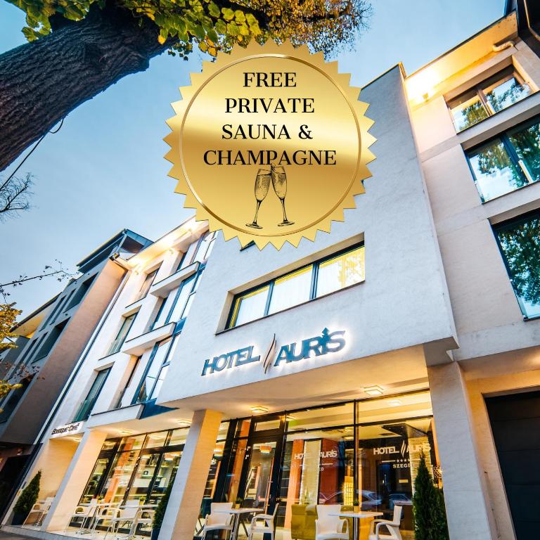 塞格德奥利斯酒店的一栋建筑，招牌上写着：火、私人桑拿和香槟