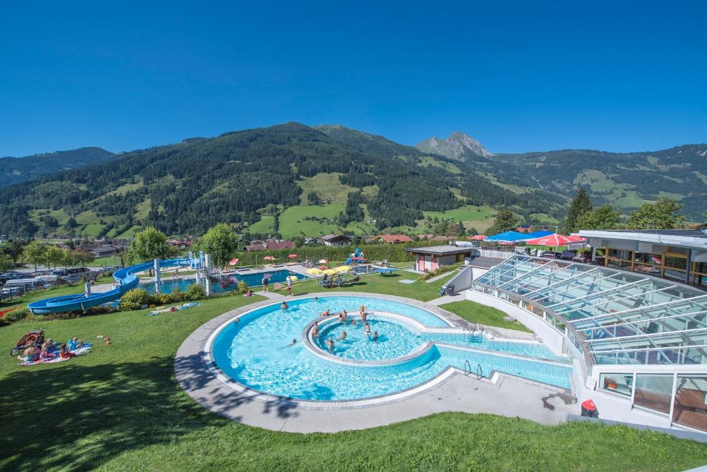 Bazén v ubytování smartHOTEL nebo v jeho okolí