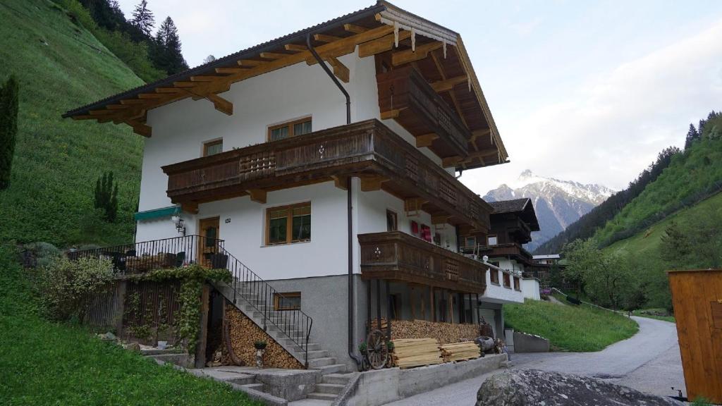 Casa con balcón en un lateral de una montaña en Ferienwohnung SEPP en Mayrhofen