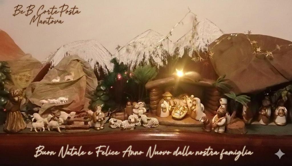 een groep beeldjes bovenop een plank bij Corte Posta B&B - parcheggio e bagno in camera in Mantova