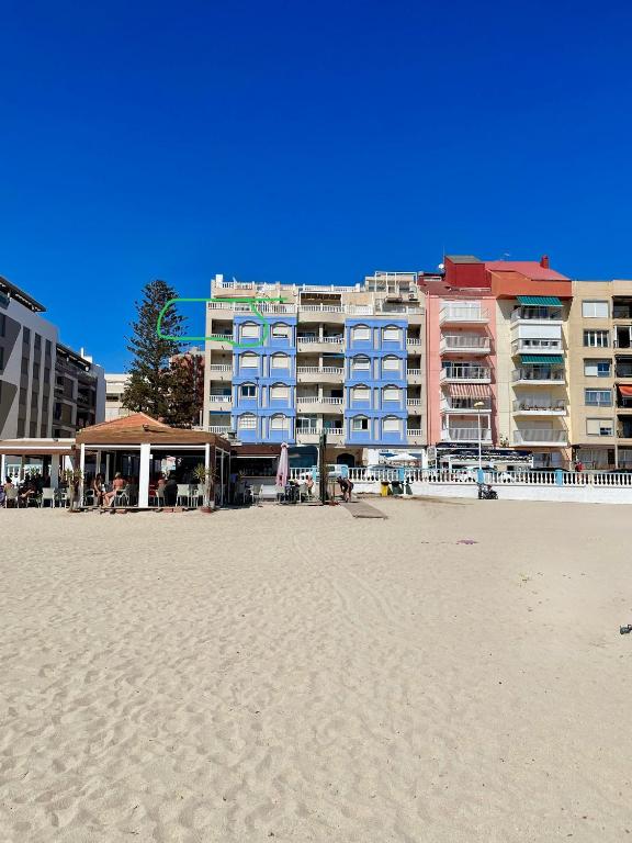 Beachfront apartment, sea view, pool, close to bars and restaurants