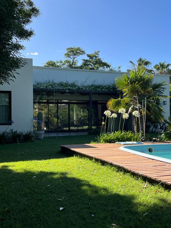 een huis met een terras en een zwembad bij Casa La Azulita in Lobos