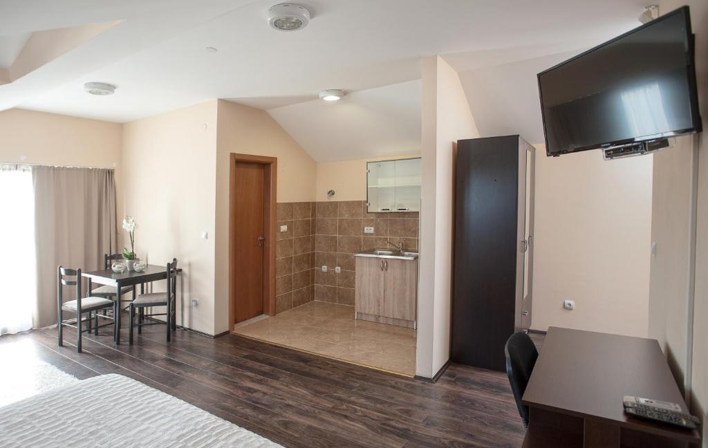 TV a/nebo společenská místnost v ubytování Apartman