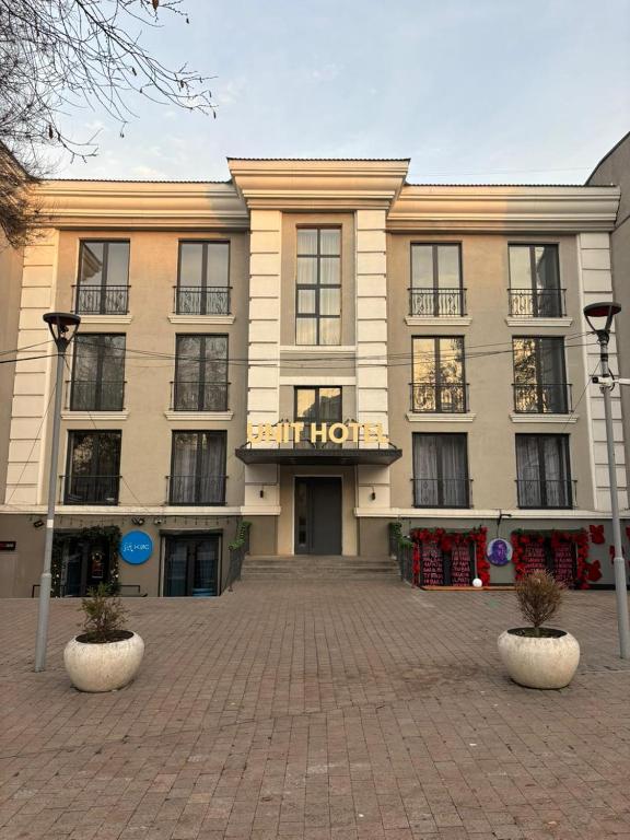 Tòa nhà nơi khách sạn tọa lạc