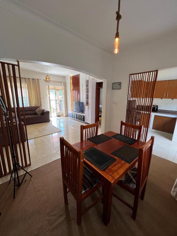 een eettafel en stoelen in de woonkamer bij DK Homes in Bunamwaya