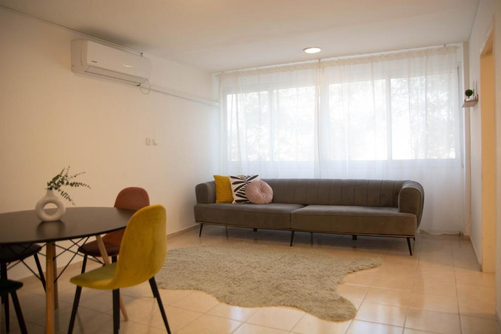 Et opholdsområde på דירת אירוח מהממת עם 2 חדרי שינה במצפה רמון ונוף מדהים