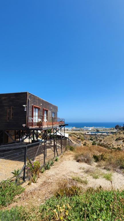 a house on the beach with the ocean in the background at Casa AltaVista Guanaqueros in Guanaqueros