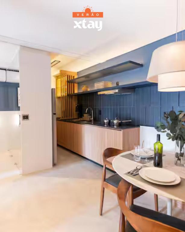 弗洛里亚诺波利斯Xtay Oslo Florianópolis – Estúdios com rooftop no Centro的厨房兼餐厅，配有桌椅