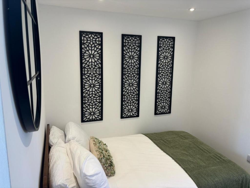 ein Schlafzimmer mit drei Fenstern an der Wand in der Unterkunft Modern & Cozy Studio Apartment in Andover in Andover