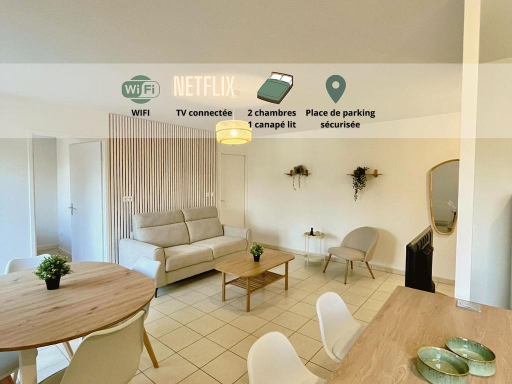 ein Wohnzimmer mit Sofa und Tisch in der Unterkunft L'écrin Lensois - 57 m2 - 6 personnes - parking in Lens