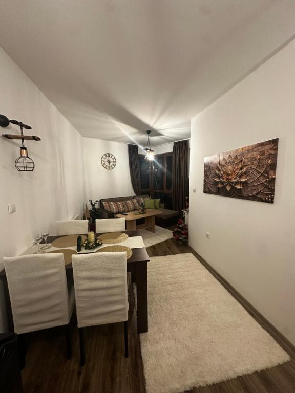 Et opholdsområde på Winter Lotos Apartment Pamporovo