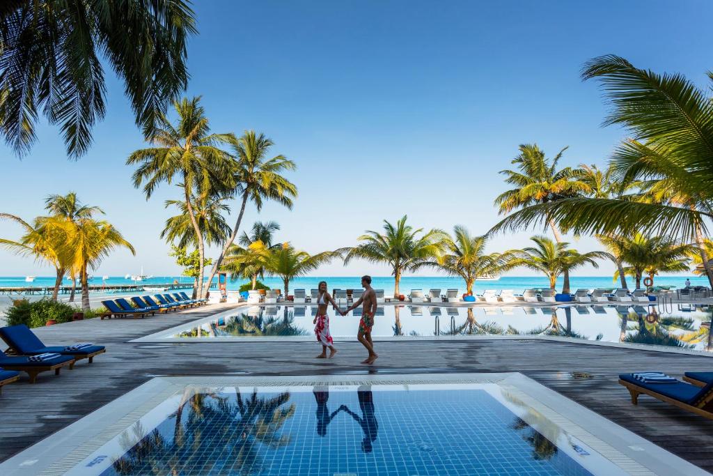 Бассейн в Meeru Maldives Resort Island или поблизости