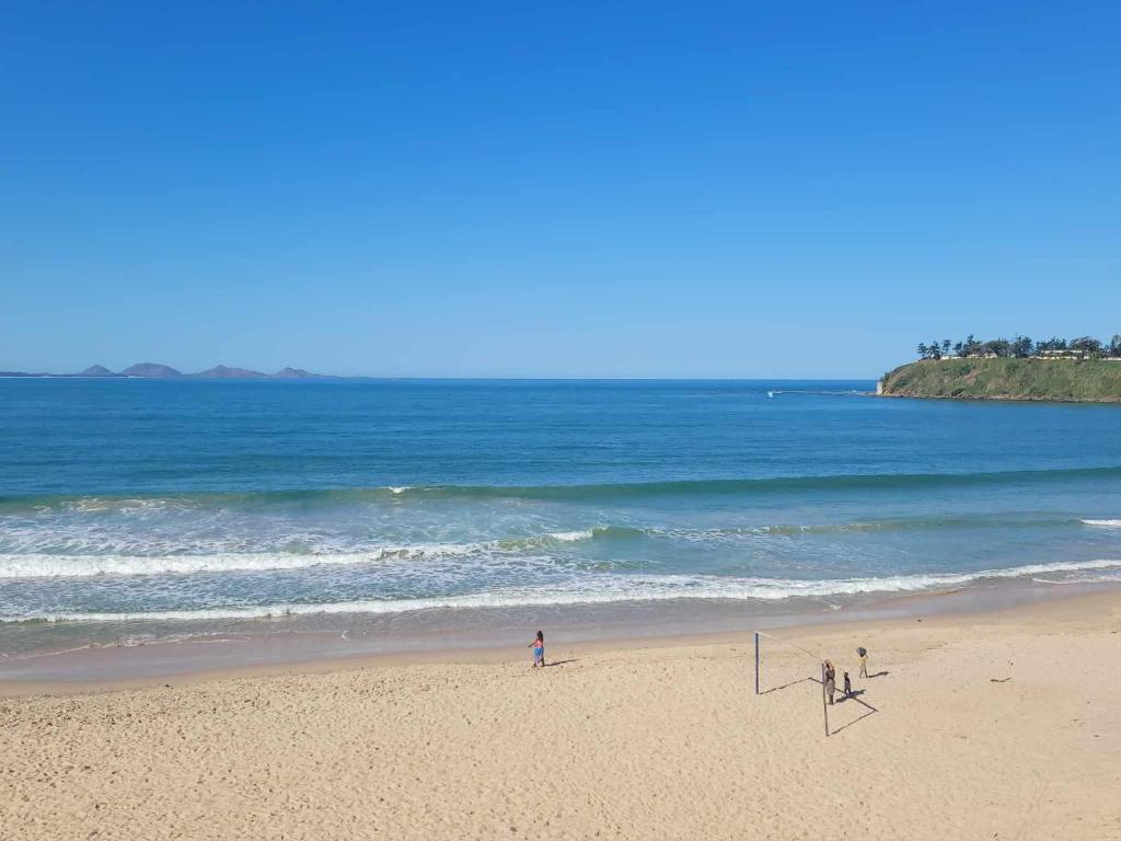 陶拉纳鲁Villa Alicia Vavindrano的一群人在海滩上玩足球