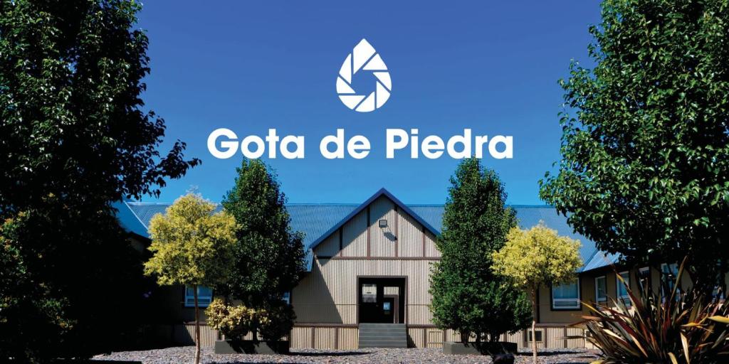 ein Gebäude mit dem Gico de Puebla-Schild in der Unterkunft Gota de Piedra in San Francisco Solano