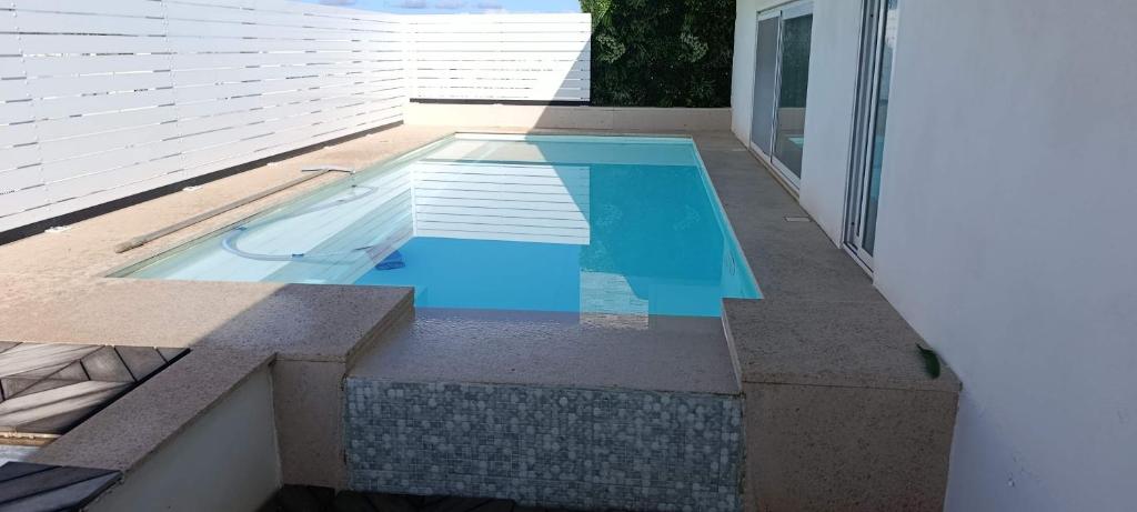 een zwembad aan de zijkant van een huis bij Interlace penthouse with swimming pool in Il-Ħamrija