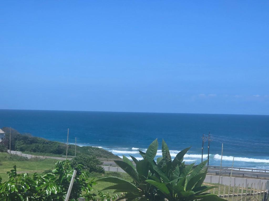 uitzicht op de oceaan vanuit een huis bij Maja Hzari in Densainagar
