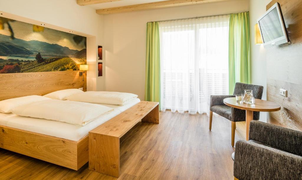 Postel nebo postele na pokoji v ubytování Gasthof Hotel Terzer