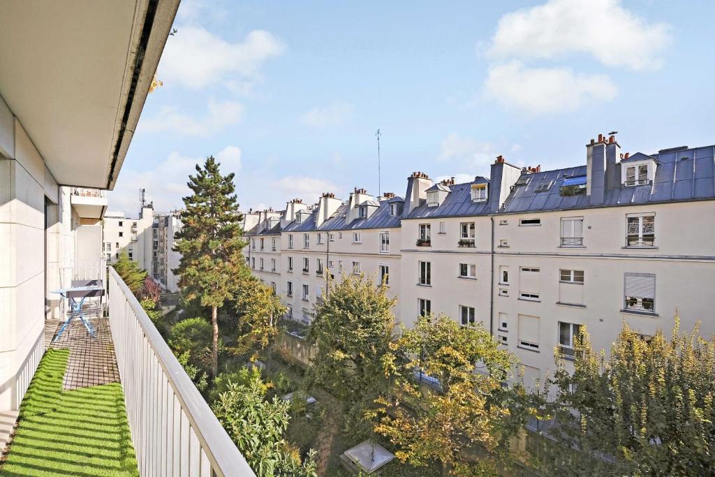 Spacious parisian apartment - 2BR 4P – République
