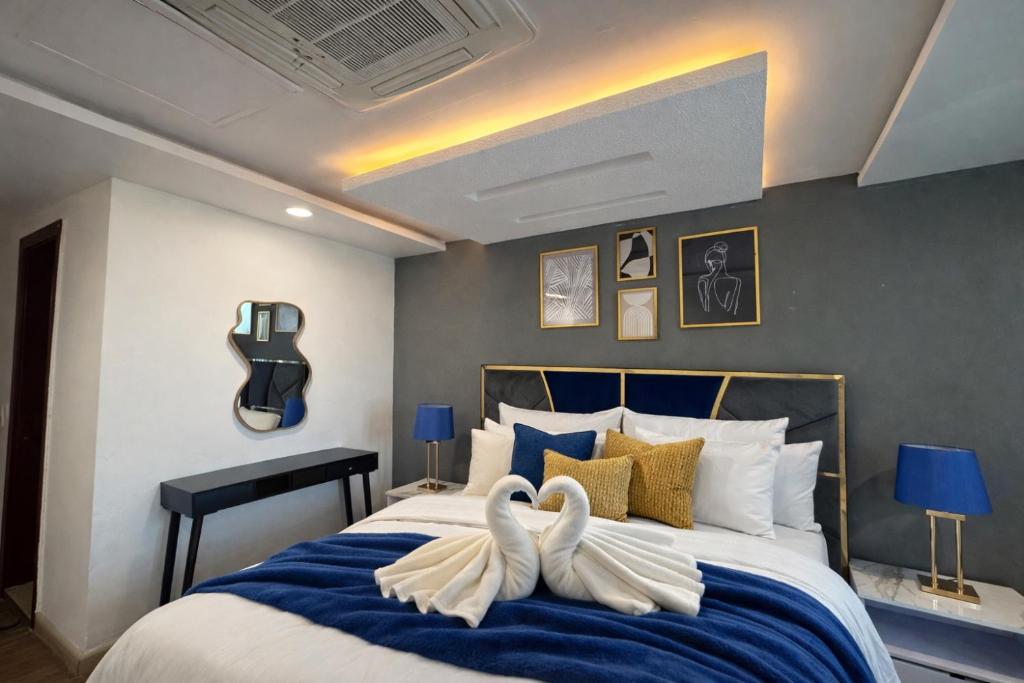 En eller flere senge i et værelse på Presidential Two Bedrooms Suite In Gold Crest Residency- DHA Phase 4 Lahore