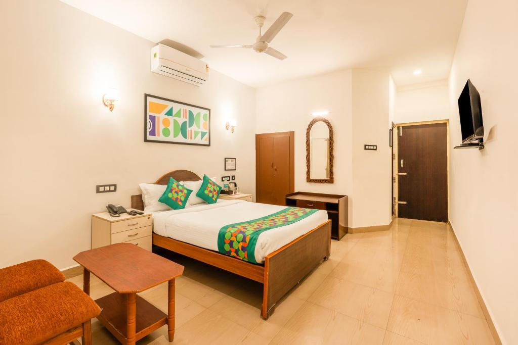 En eller flere senge i et værelse på Treebo Golden Paradise