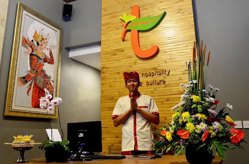 Členové personálu v ubytování Tetirah Boutique Hotel