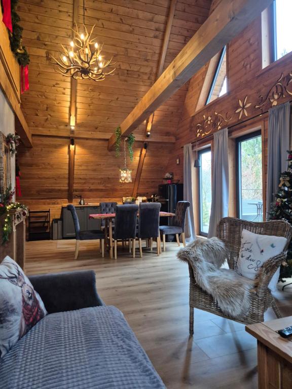 ein Wohnzimmer mit Couch und ein Esszimmer in der Unterkunft Domek Szałas "Jodłowe Izby" in Białka Tatrzańska