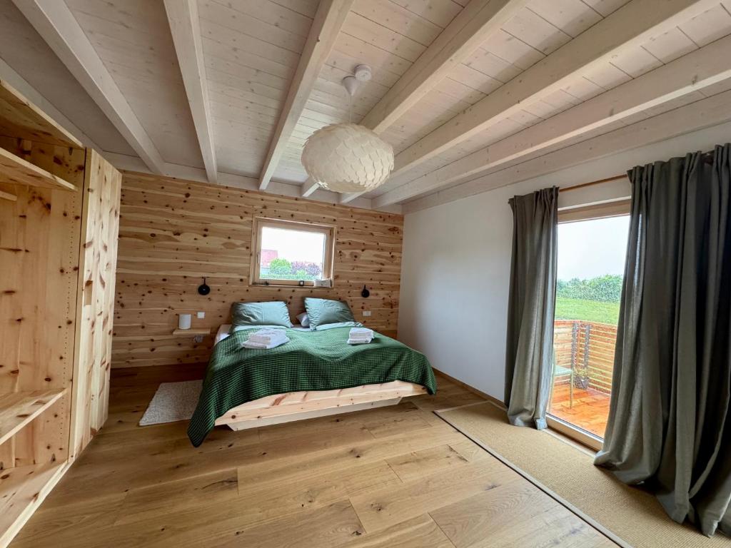 een slaapkamer met een bed in een houten kamer bij Ferienhaus Frankenzeit in Westheim