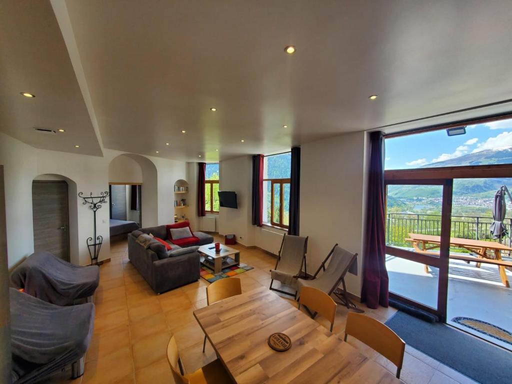 un salon avec un canapé et une table dans l'établissement Location Paradiski San Bernardo, à Séez