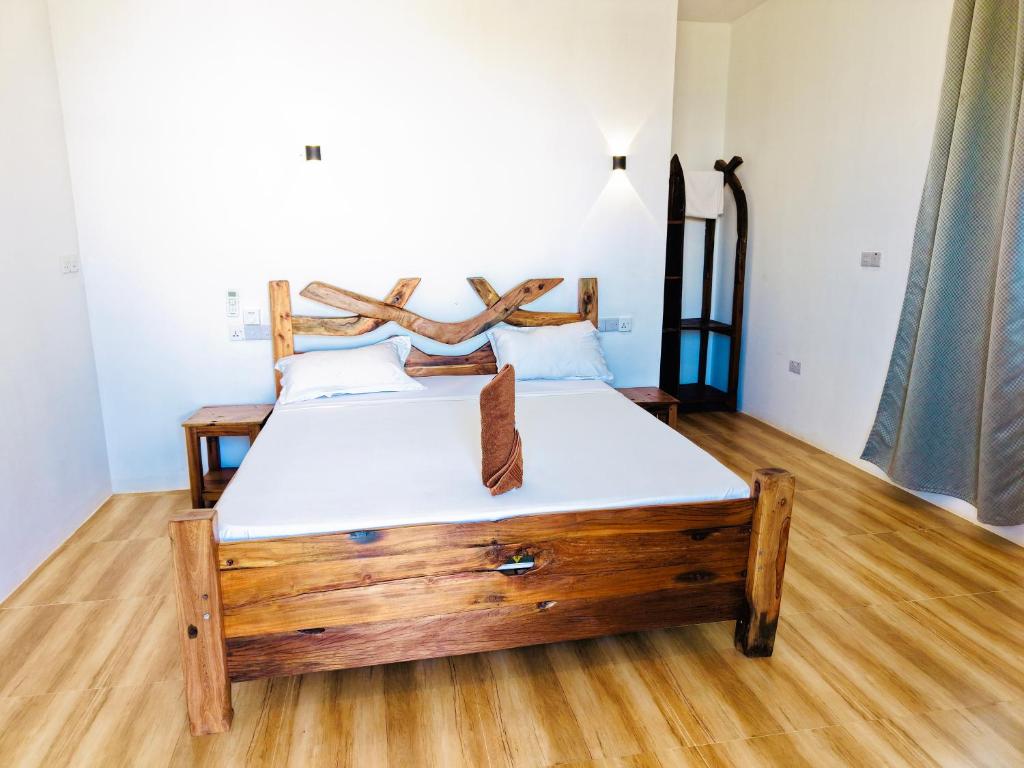 Giường trong phòng chung tại Leo Home