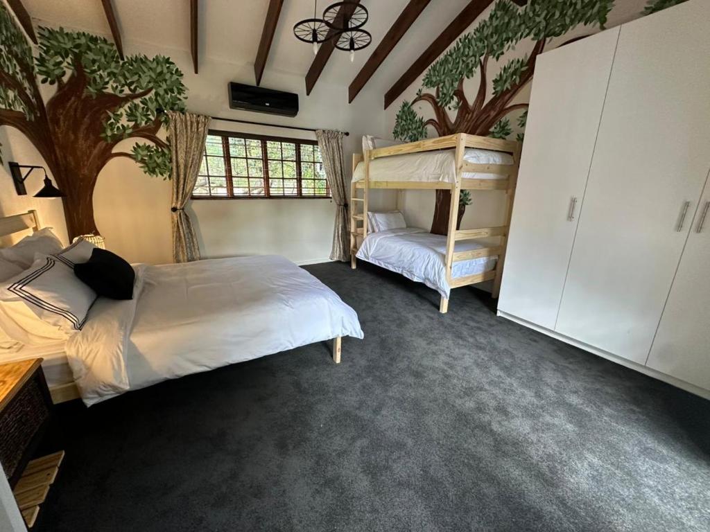 En eller flere senge i et værelse på The House On Straight Avenue