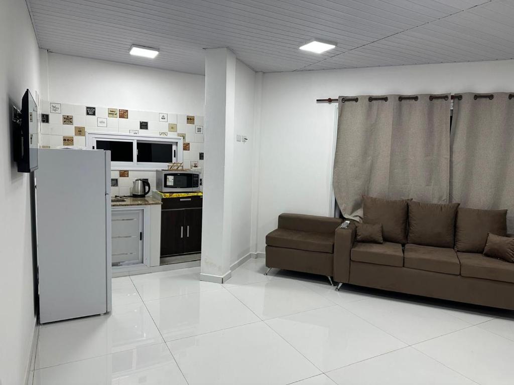 un soggiorno con divano e cucina di Raices del Parana a Puerto Rico