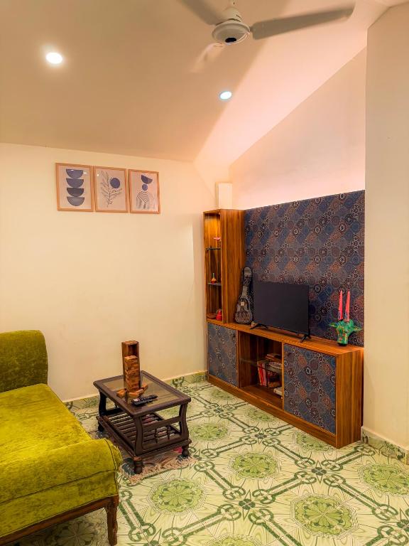 ein Wohnzimmer mit Sofa und Fernseher in der Unterkunft Traverse Homes Palolem in Canacona