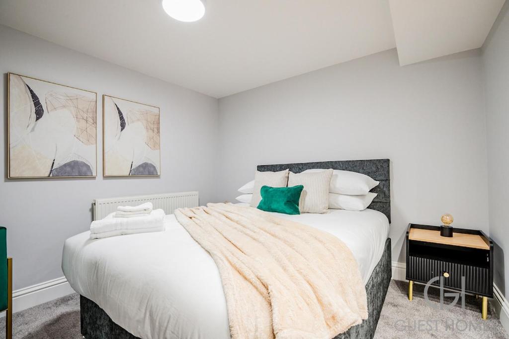 En eller flere senge i et værelse på Guest Stays - Bridge Street Studio 2