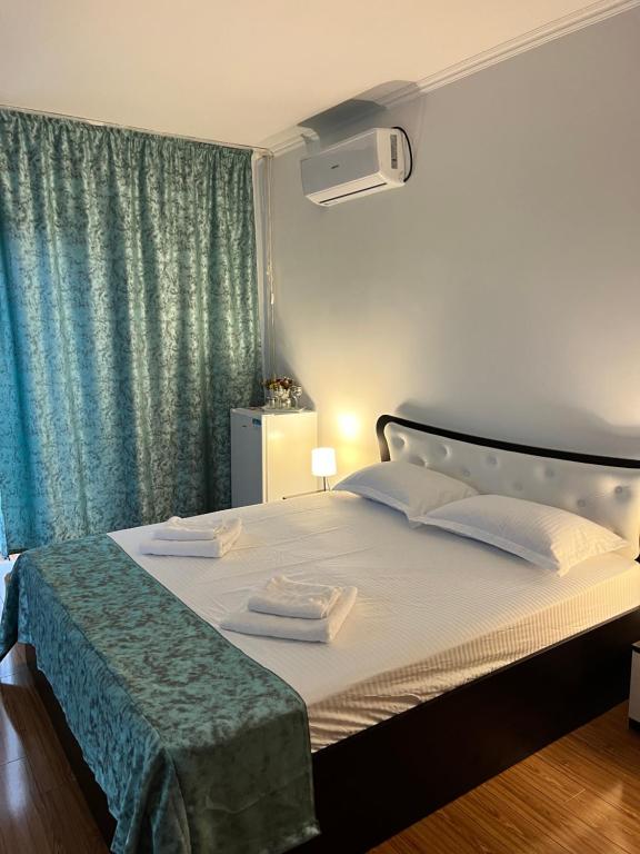 En eller flere senge i et værelse på Casa Cristian