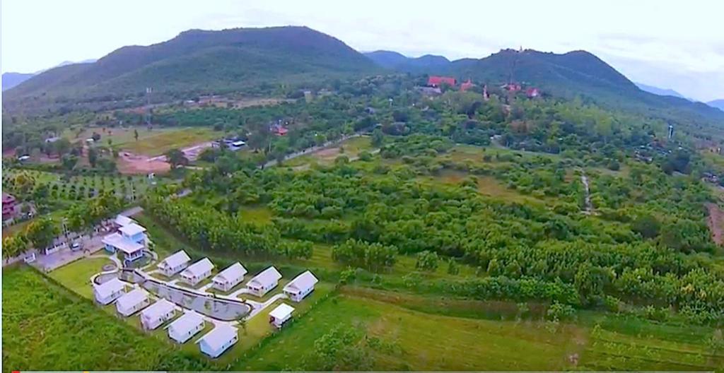 una vista aérea de un grupo de casas en una colina en Banmon Makok, en Ban Makok