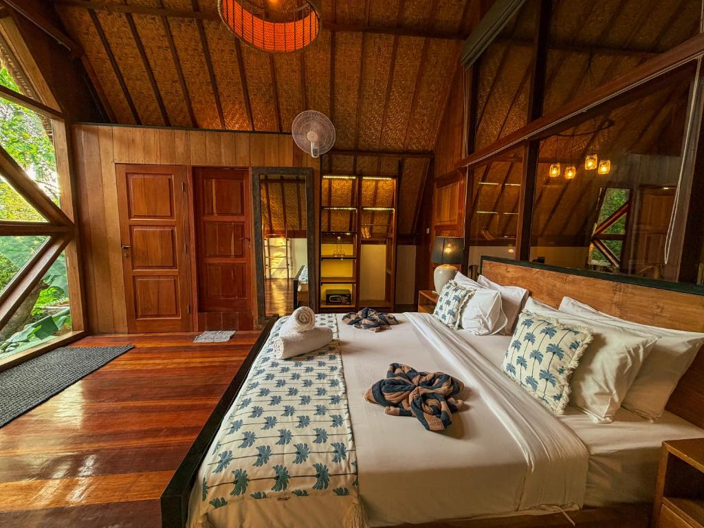 ein Schlafzimmer mit einem Bett mit Handtüchern darauf in der Unterkunft Gili Treehouse in Gili Trawangan