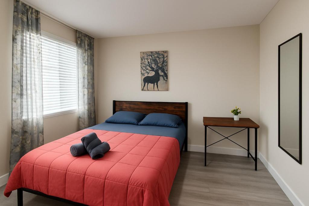 een slaapkamer met een bed met een rode deken bij Paradiso Shores in Miami