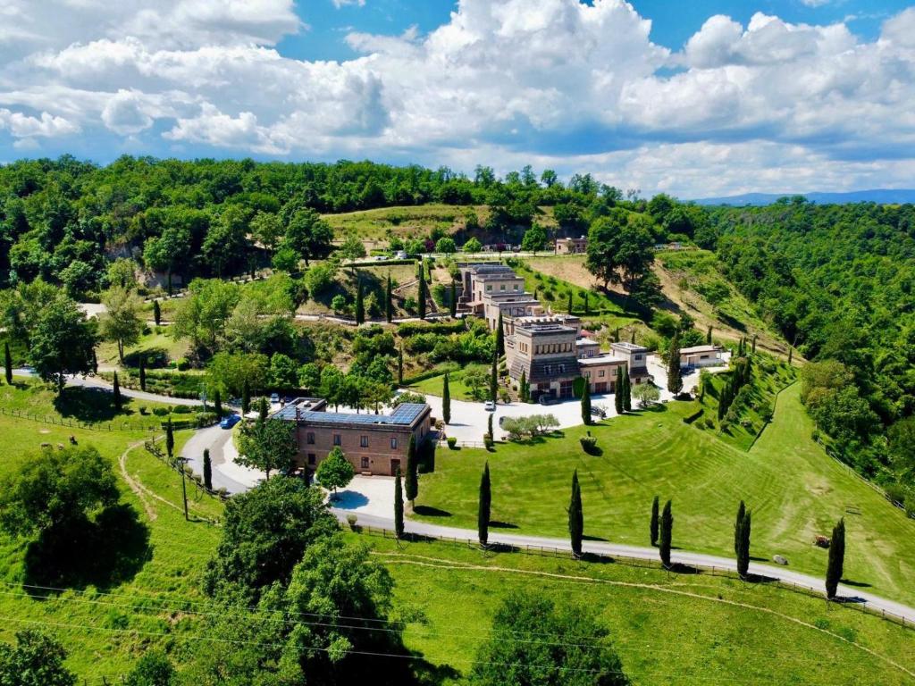 una vista aerea di un edificio su una collina di Agriturismo Rio Coverino a Borghetto