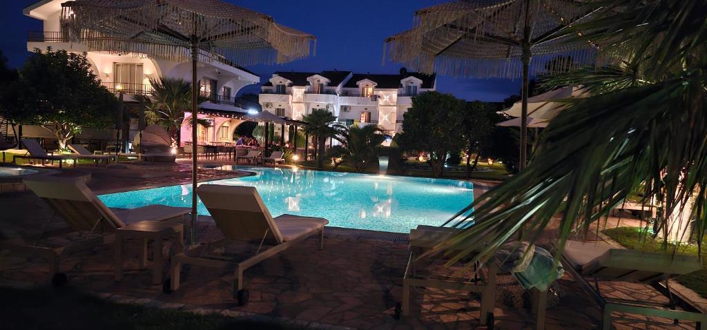 een zwembad voor een hotel 's nachts bij Resort Comfort Long Beach in Ulcinj