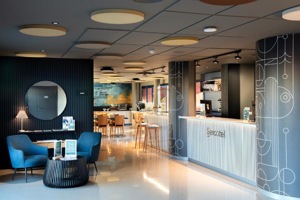 een lobby met stoelen en tafels in een kamer bij Hotel Sercotel Plana Onda in Onda