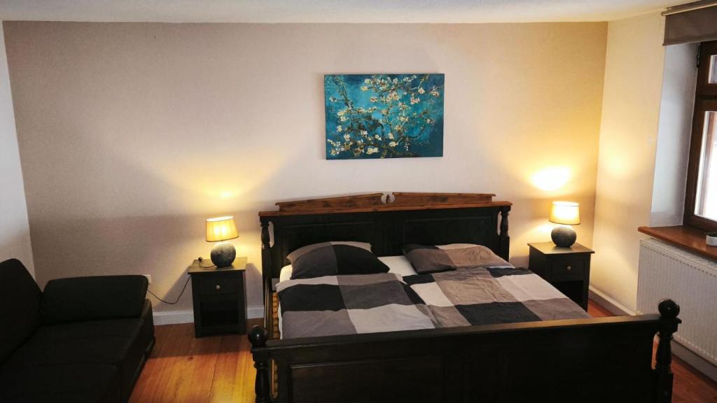 een slaapkamer met een bed en een schilderij aan de muur bij 4 Schlafzimmer Apartment in Neustadt