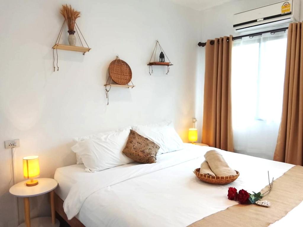 une chambre avec un lit blanc et deux lampes dans l'établissement Feel Home, à Hinkong
