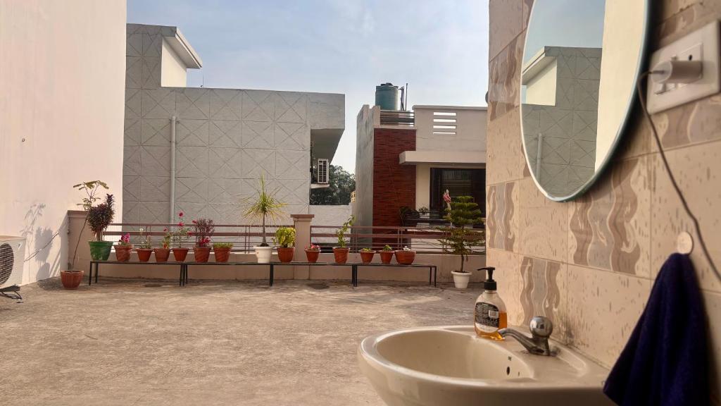 een badkamer met een wastafel en een spiegel bij ProxyHome in Kalka