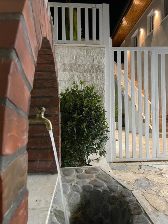 een fontein voor een huis bij Kremelo Hotel in Berat