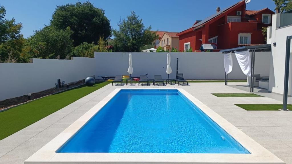 Swimmingpoolen hos eller tæt på Holiday home Iva by Villas Guide