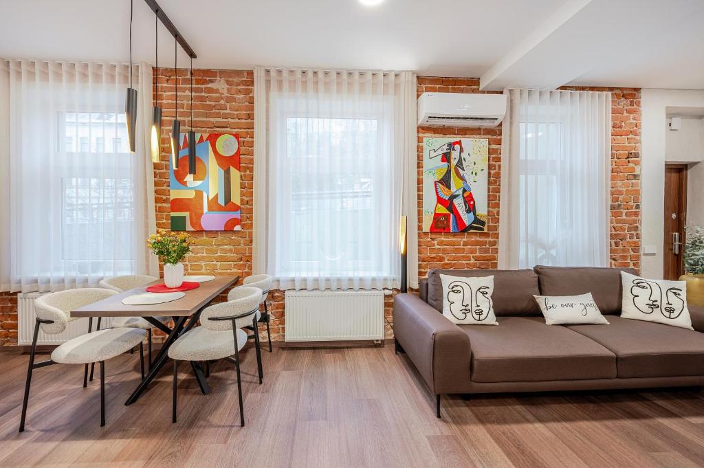 ein Wohnzimmer mit Sofa und Tisch in der Unterkunft Center Gallery Apartment in Kaunas
