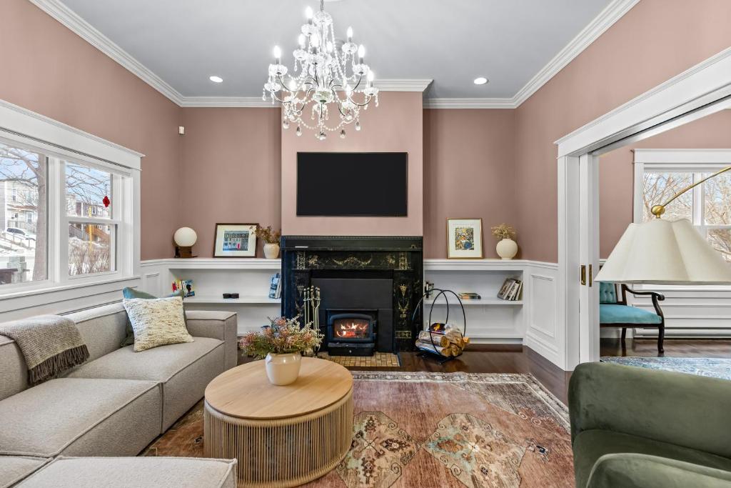 TV a/nebo společenská místnost v ubytování Luxury 2BR Executive Near DT Off Street Parking