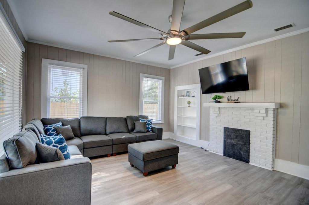 TV a/nebo společenská místnost v ubytování Great spot for large families or work crews